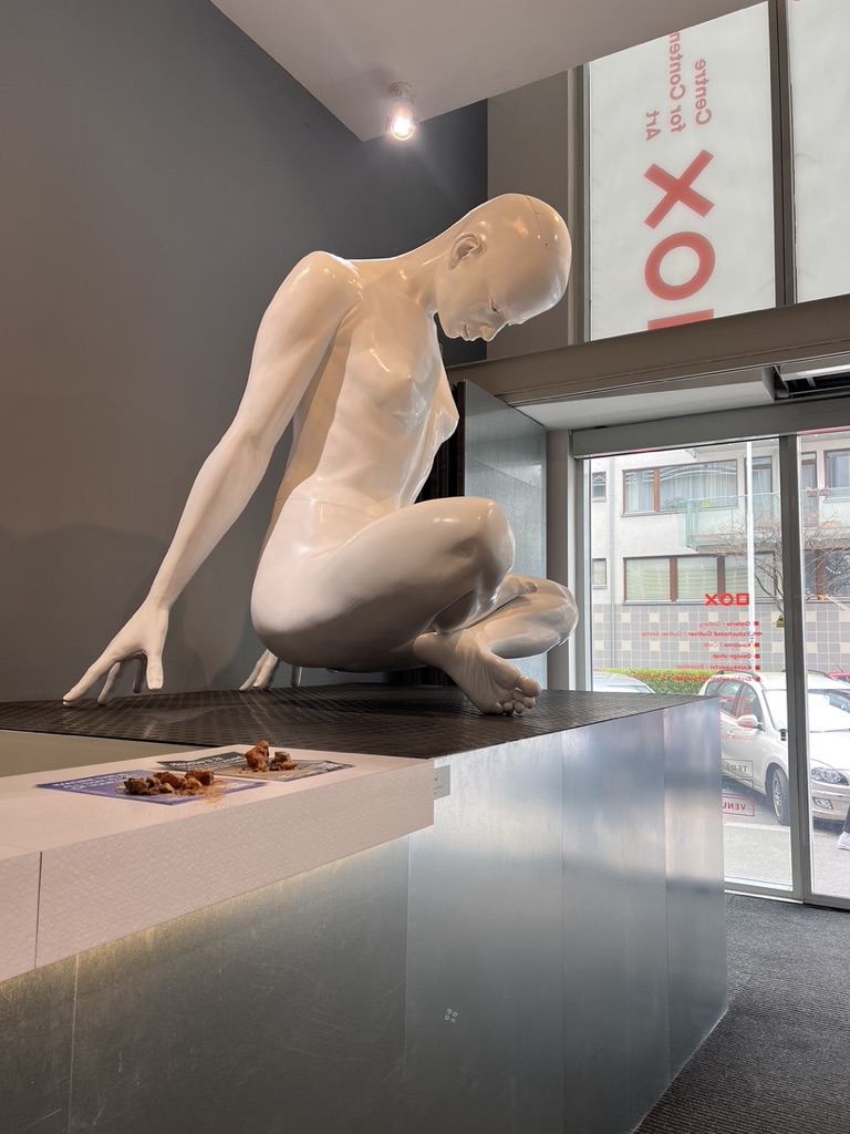Statue in einem Gebäude