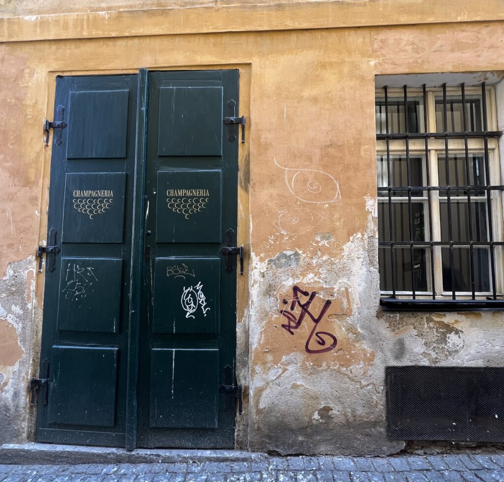 große alte Türe einer Champagneria