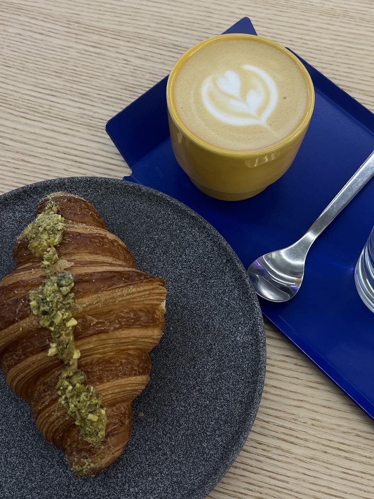 Ein Croissant und ein Cappuccino