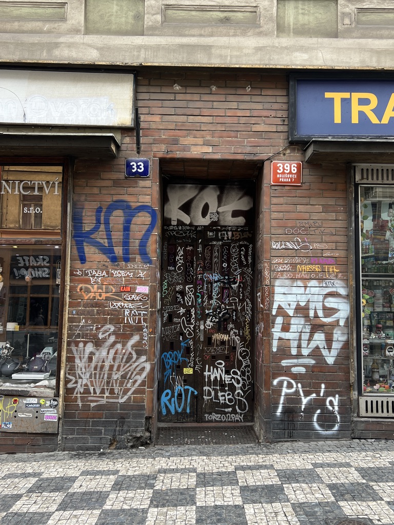 Eine Außenfassade mit Graffiti