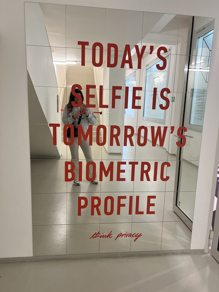 Spiegelselfie, auf dem Spiegel steht "today's selfie is tomorow's biometric profile