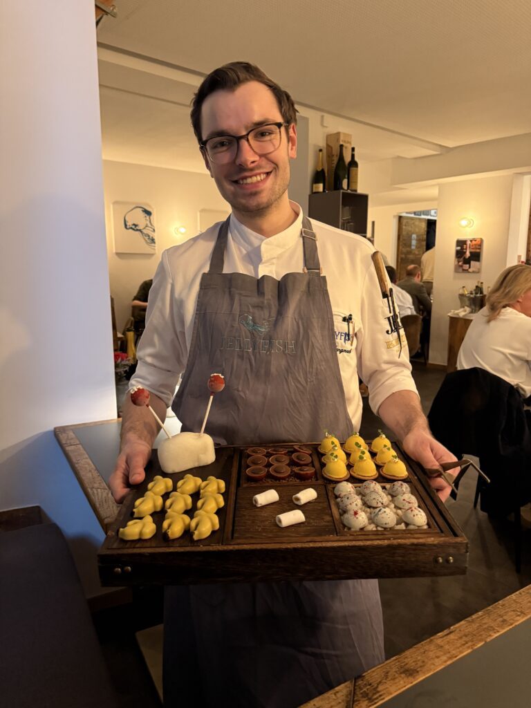 Ein Mann mit einem Tablett voller Pralinen