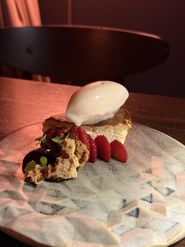 Dessertteller mit Kuchen und Eis