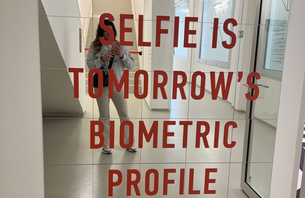 Spiegelselfie, auf dem Spiegel steht "today's selfie is tomorow's biometric profile