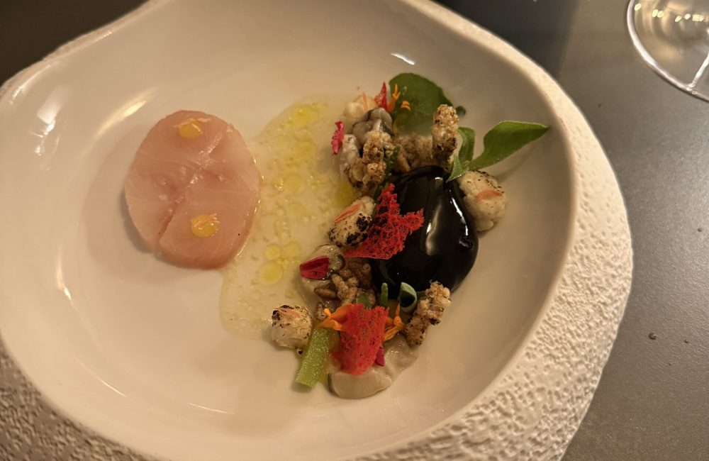Das Gericht „Hiramasa Kingfish / Meeresaromen“